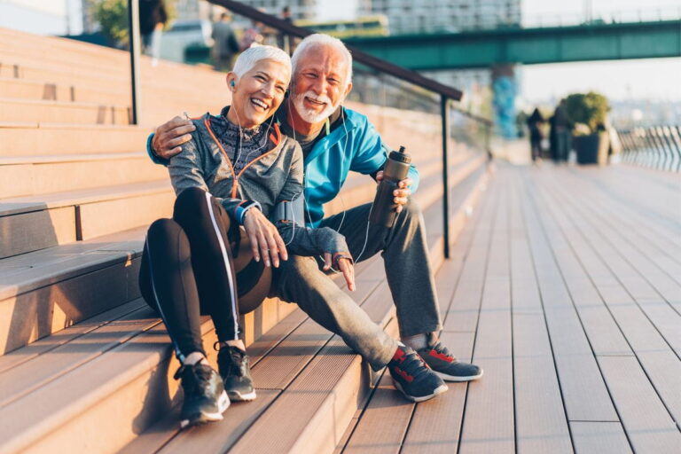 personas de la tercera edad sonriendo