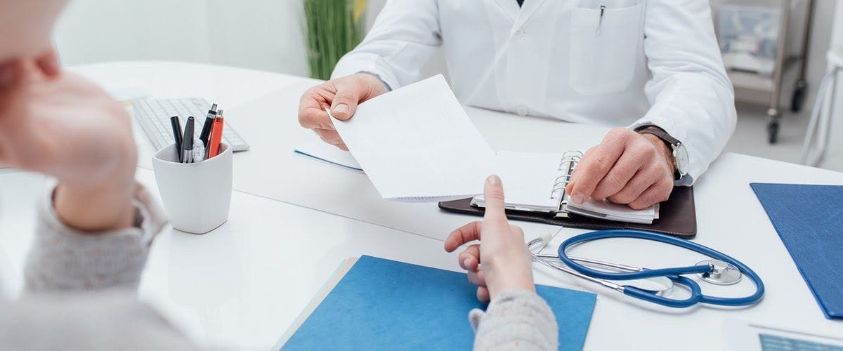 paciente conversando con doctor