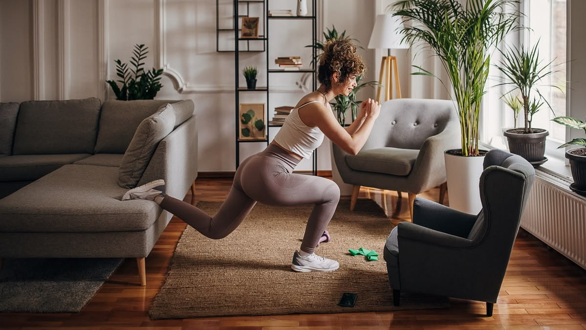 mujer haciendo ejercicios de casa