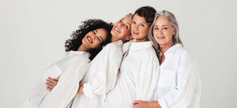 mujeres posando para una foto