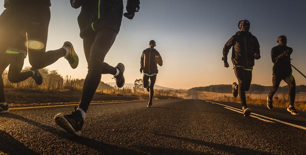 grupo de hombres haciendo running
