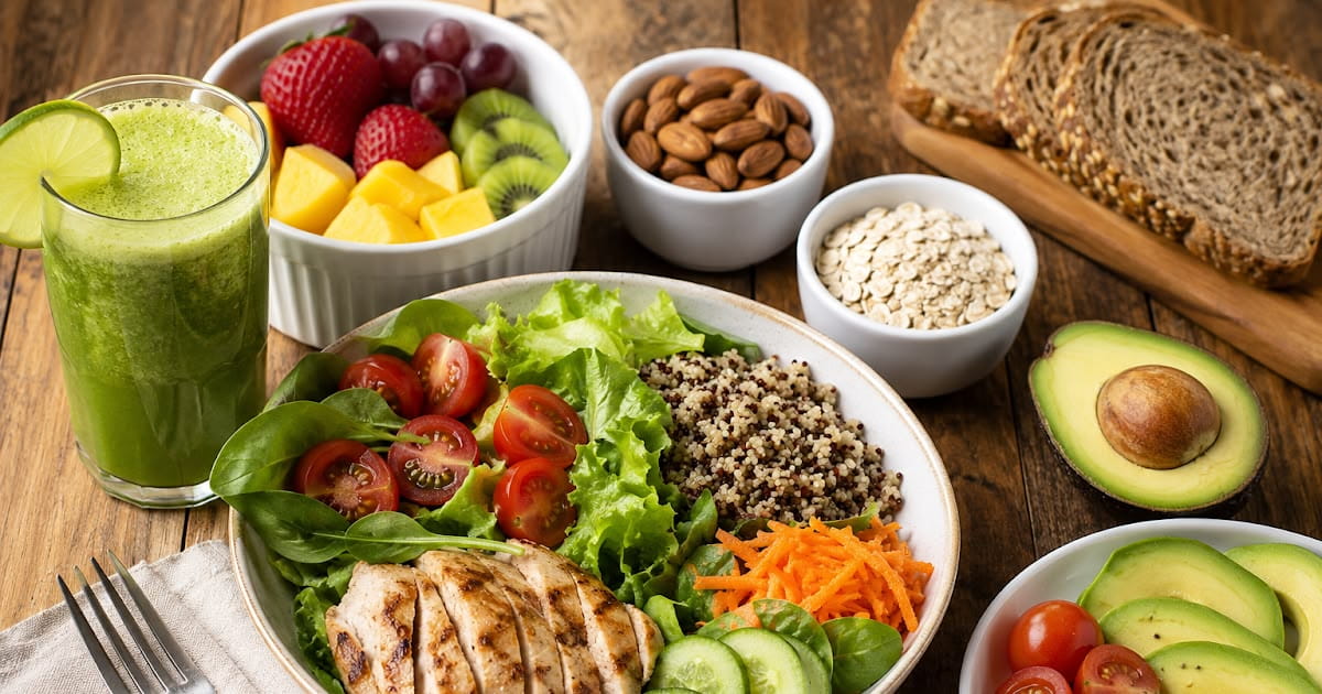 bowls de diferentes tipos de comidas saludables